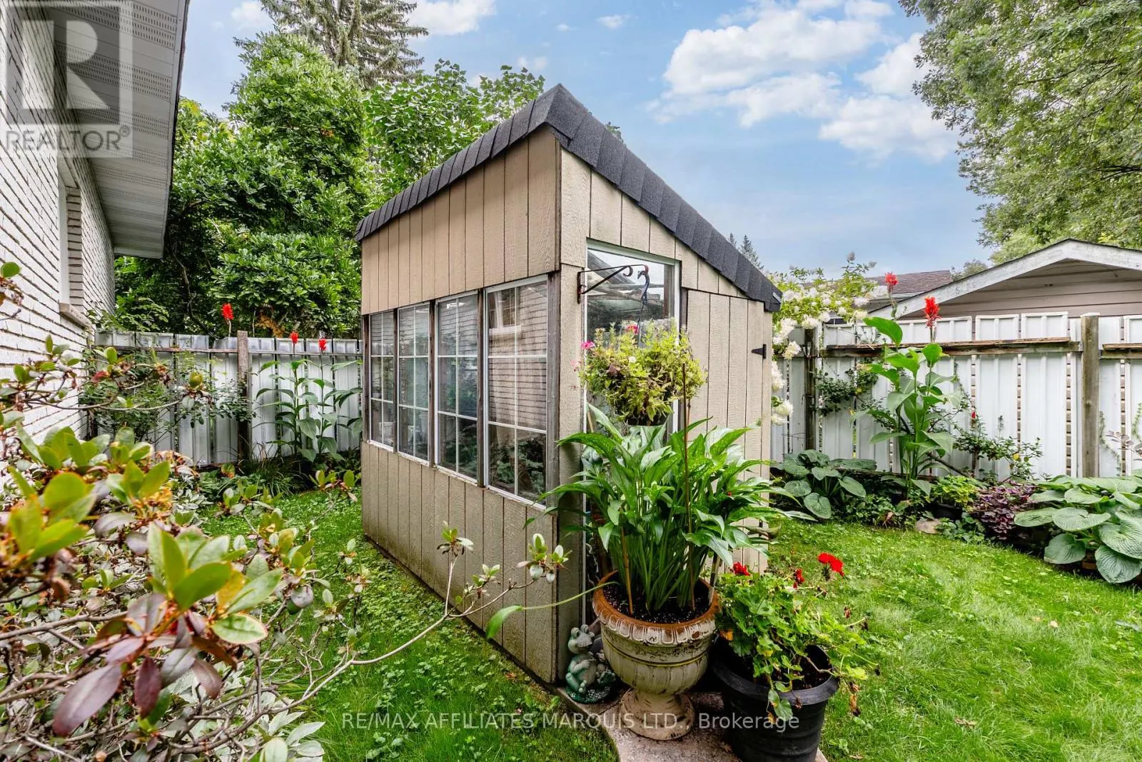 645 DUNDAS CRESCENT