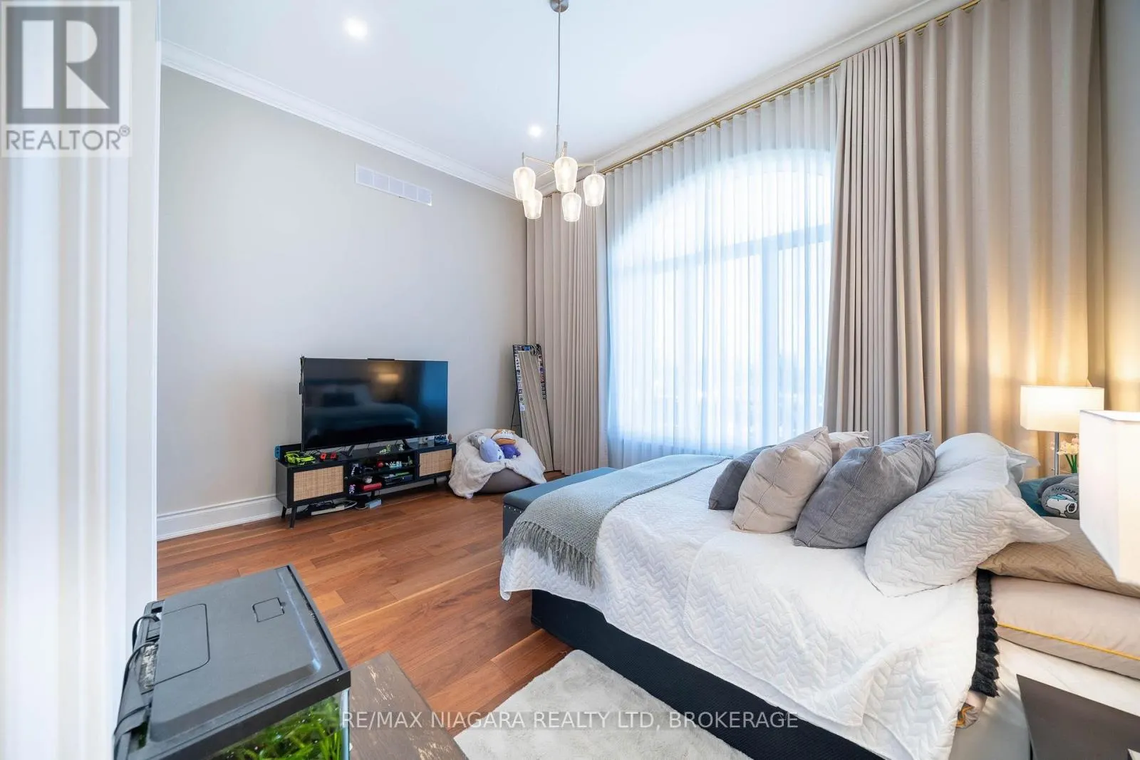 327 QUEENSTON ROAD