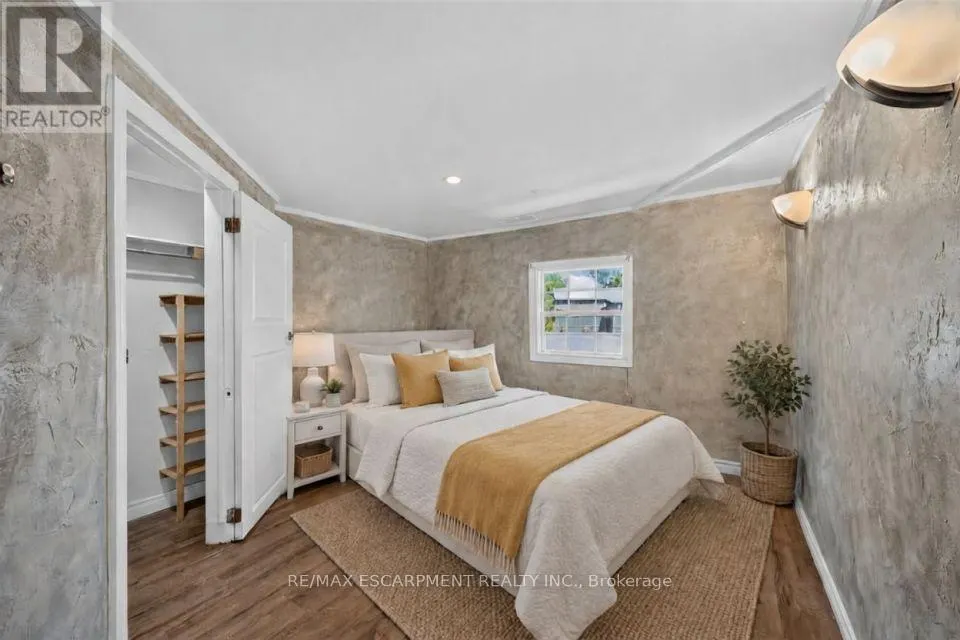 1048 LAKESHORE ROAD