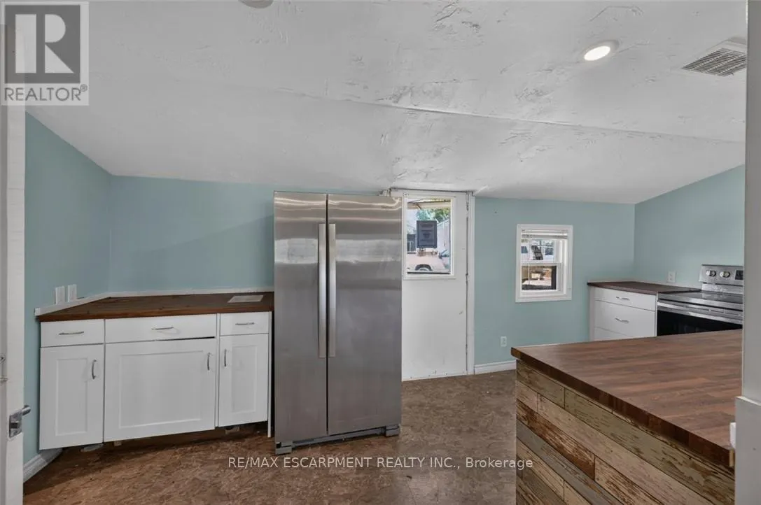 1048 LAKESHORE ROAD