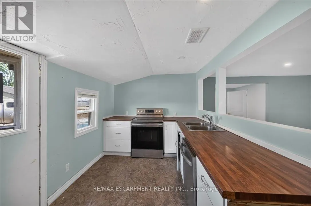 1048 LAKESHORE ROAD