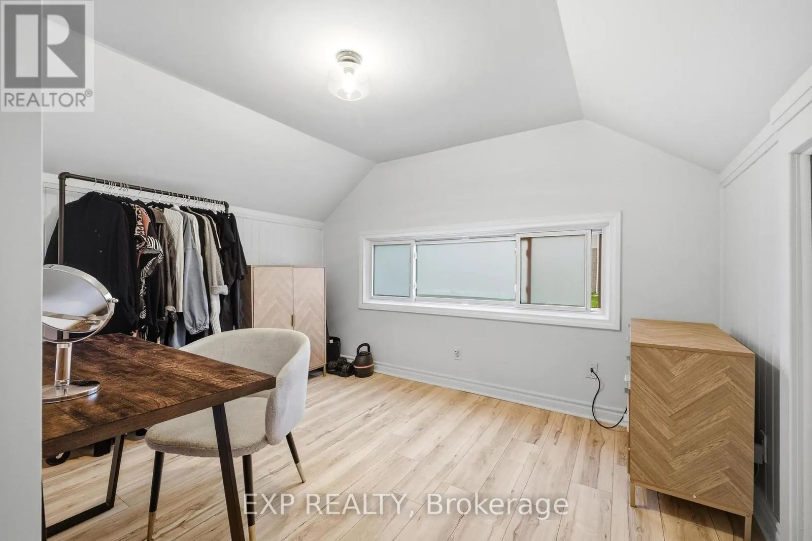 35 ARTHUR STREET N