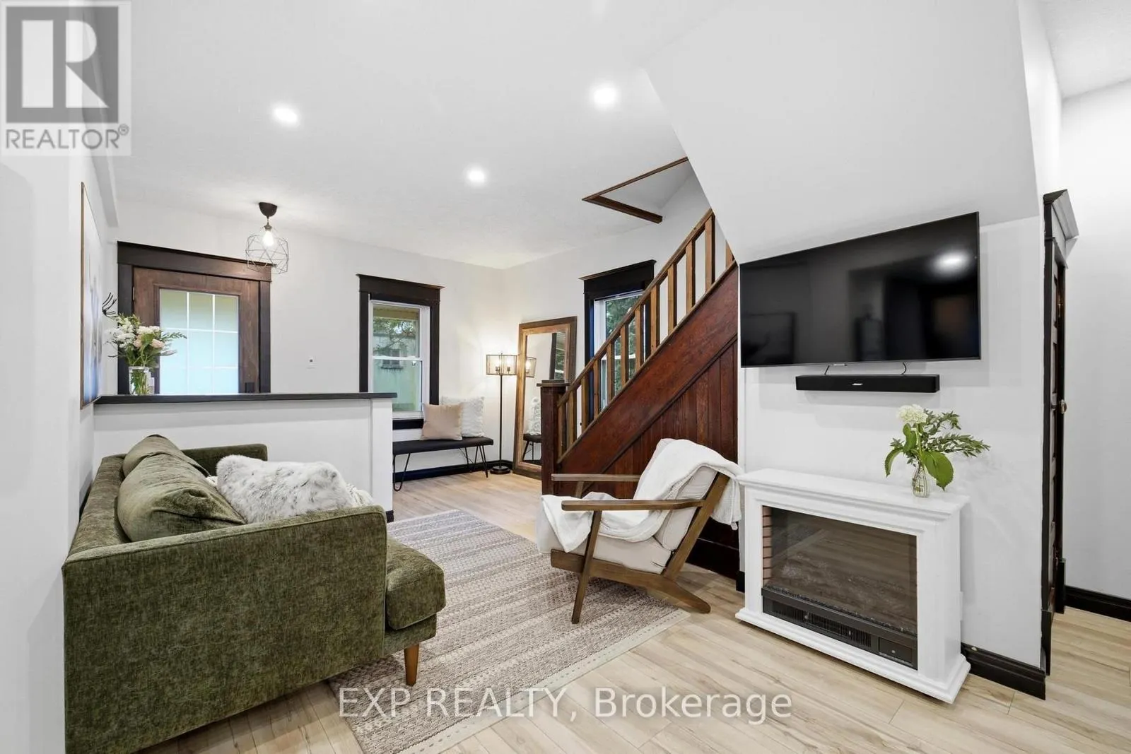35 ARTHUR STREET N