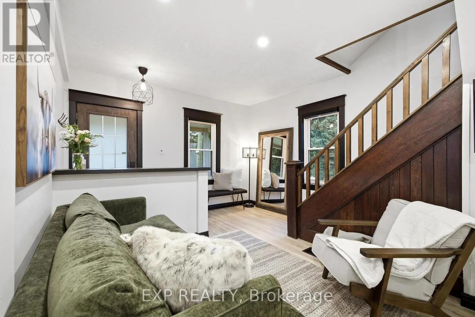 35 ARTHUR STREET N