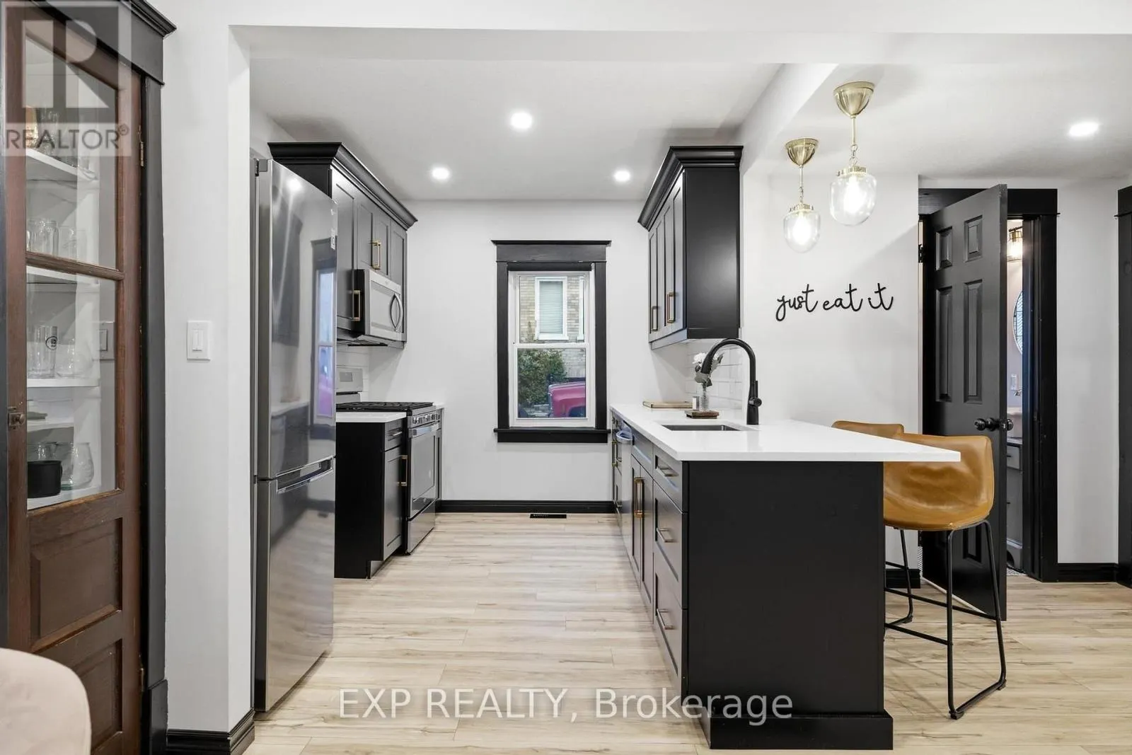 35 ARTHUR STREET N