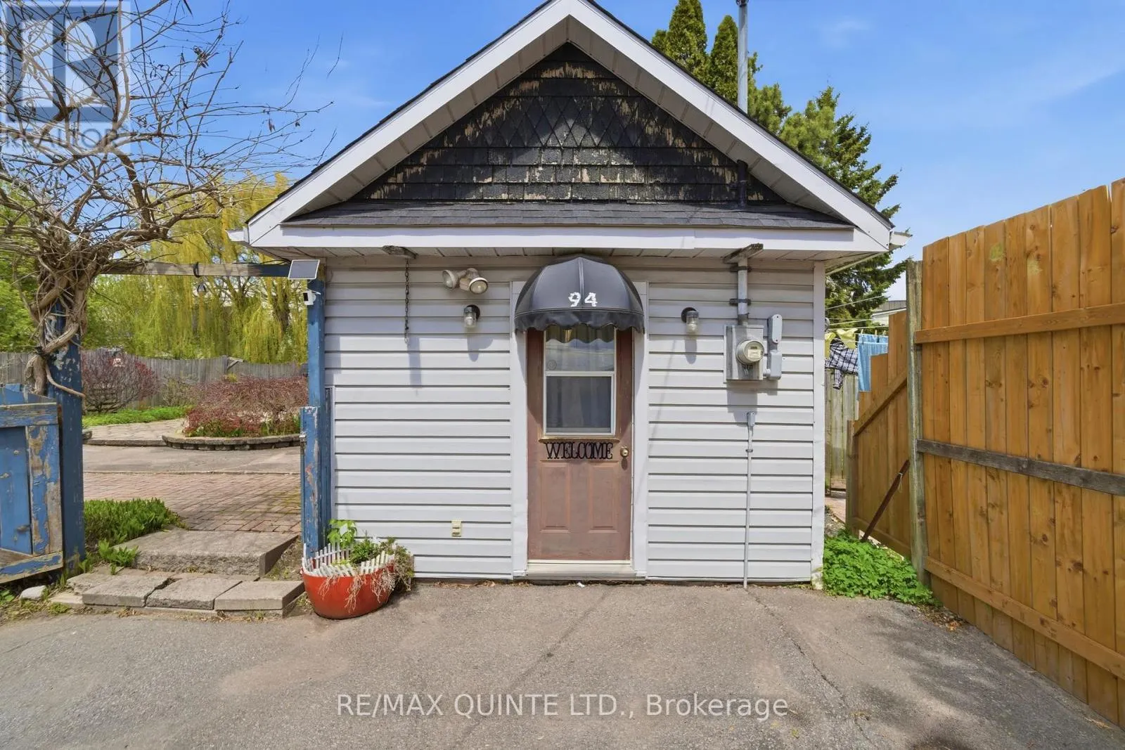 94 DUNDAS STREET E
