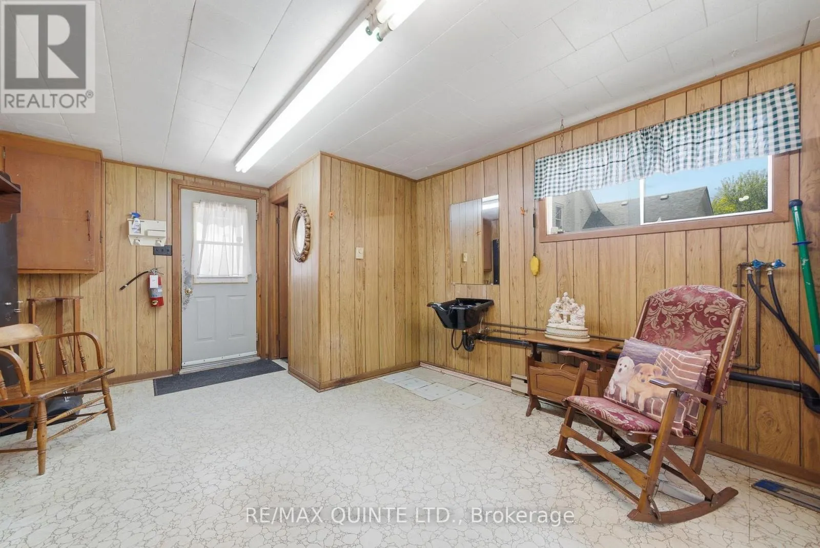 94 DUNDAS STREET E