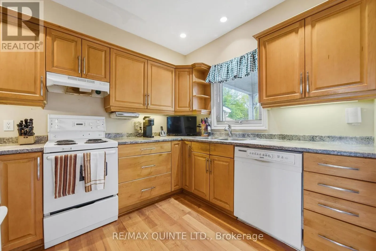 94 DUNDAS STREET E