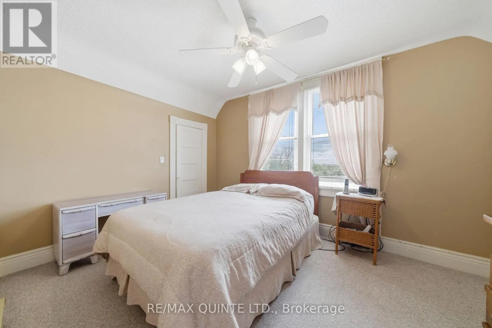 94 DUNDAS STREET E