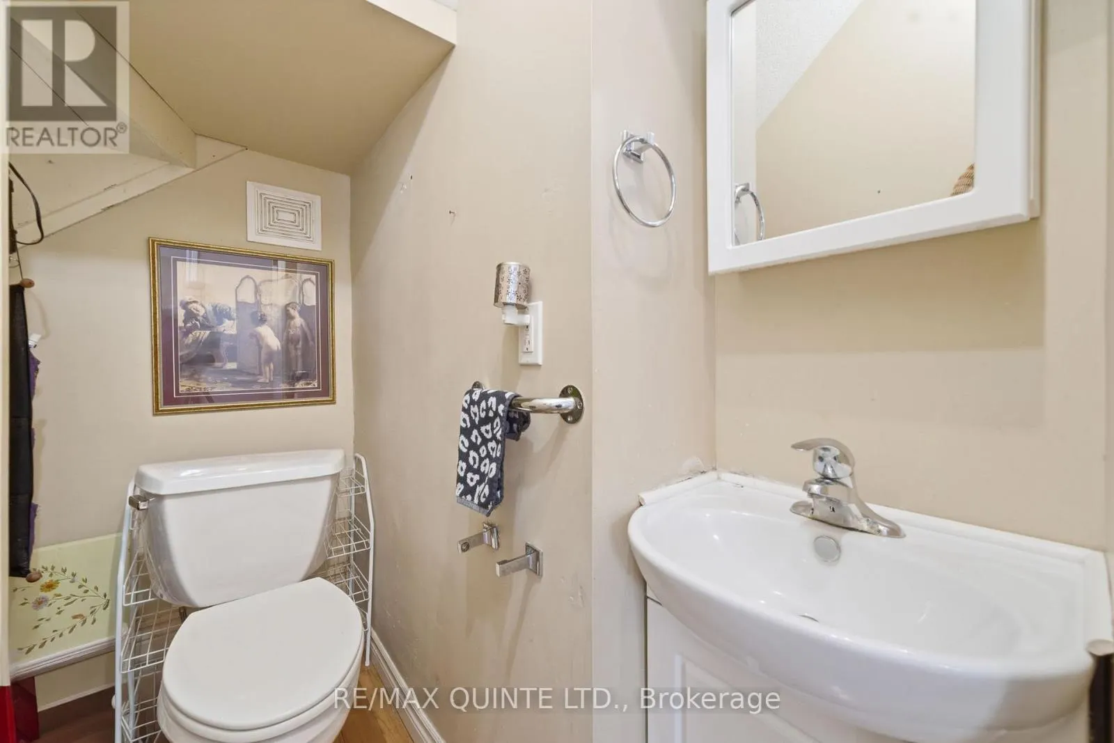 94 DUNDAS STREET E