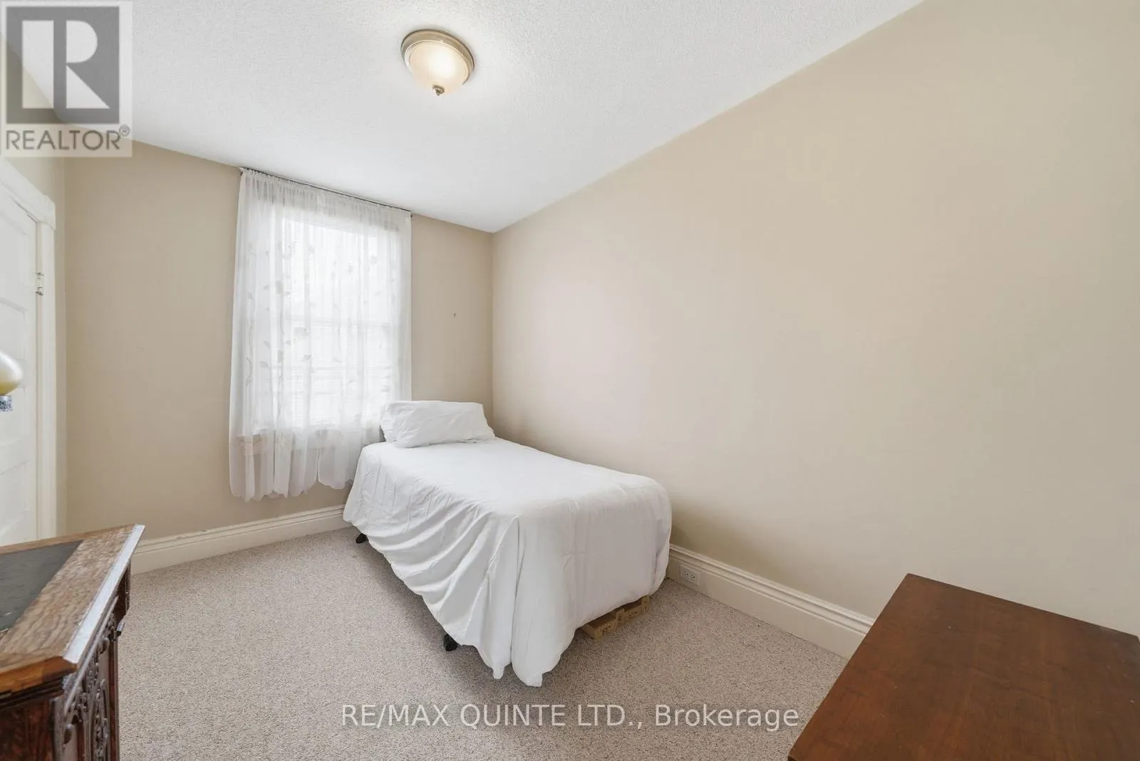 94 DUNDAS STREET E