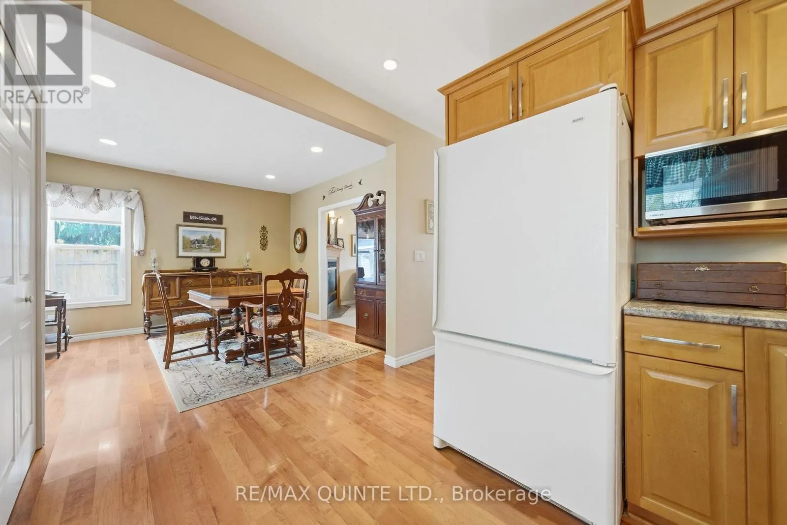 94 DUNDAS STREET E