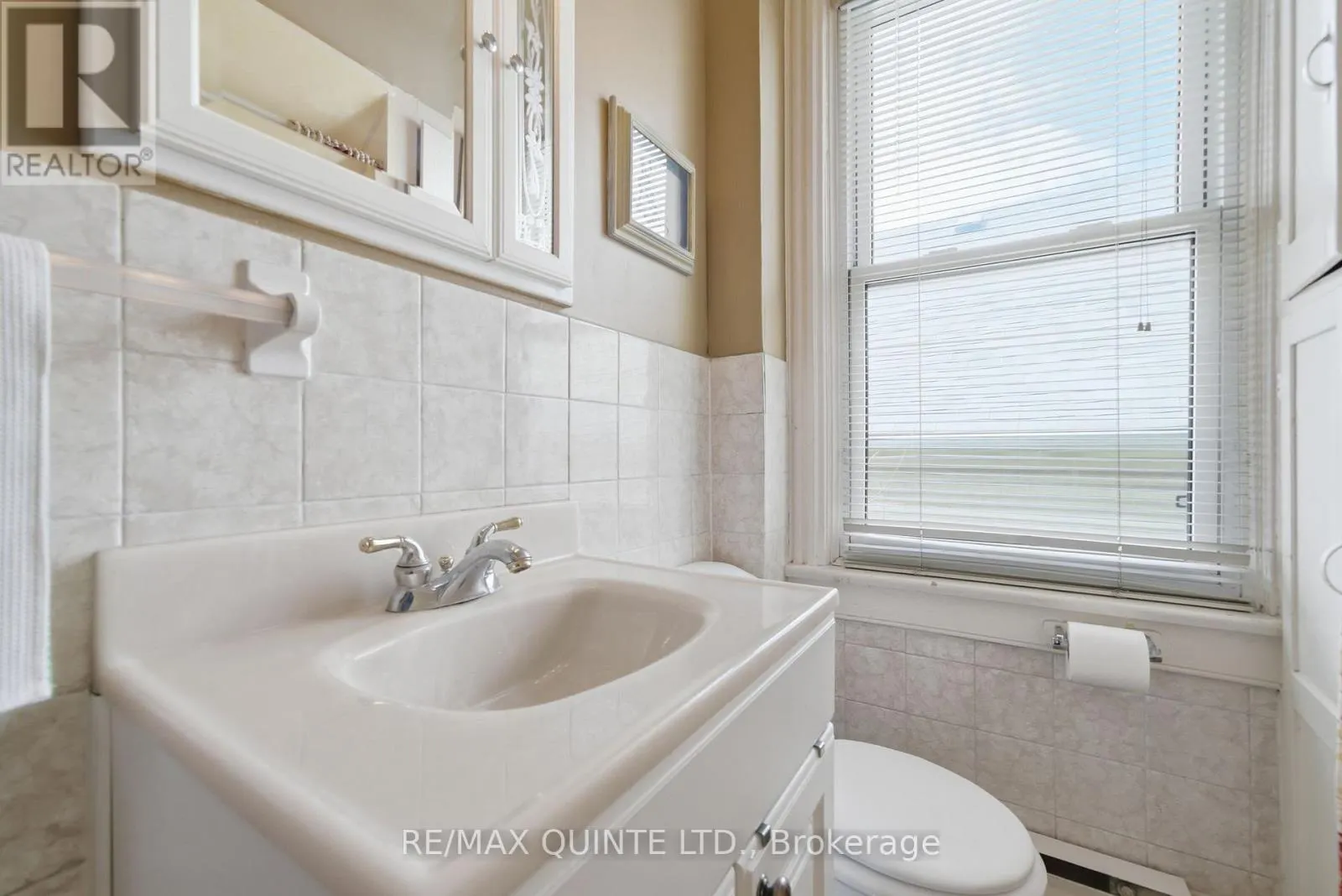 94 DUNDAS STREET E