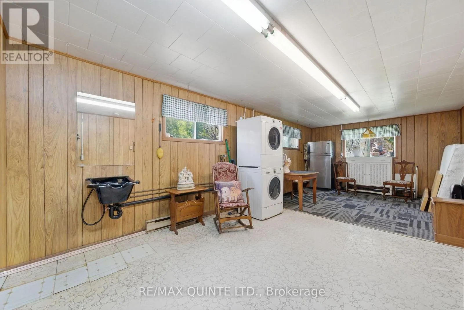 94 DUNDAS STREET E