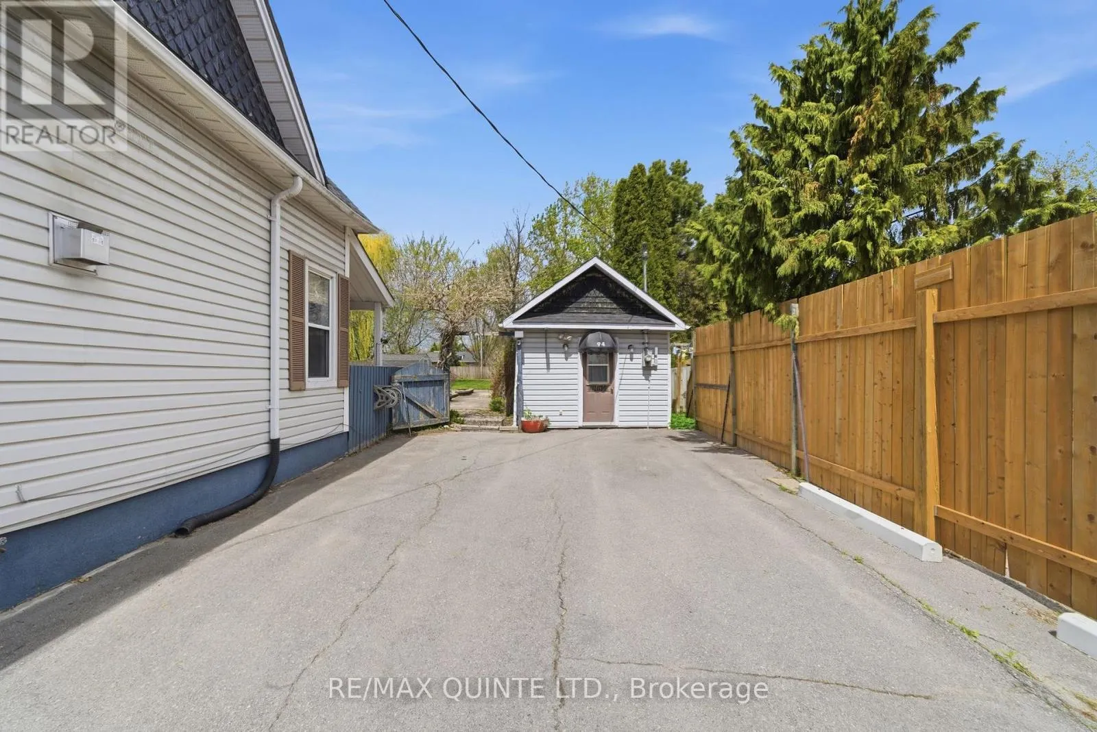 94 DUNDAS STREET E