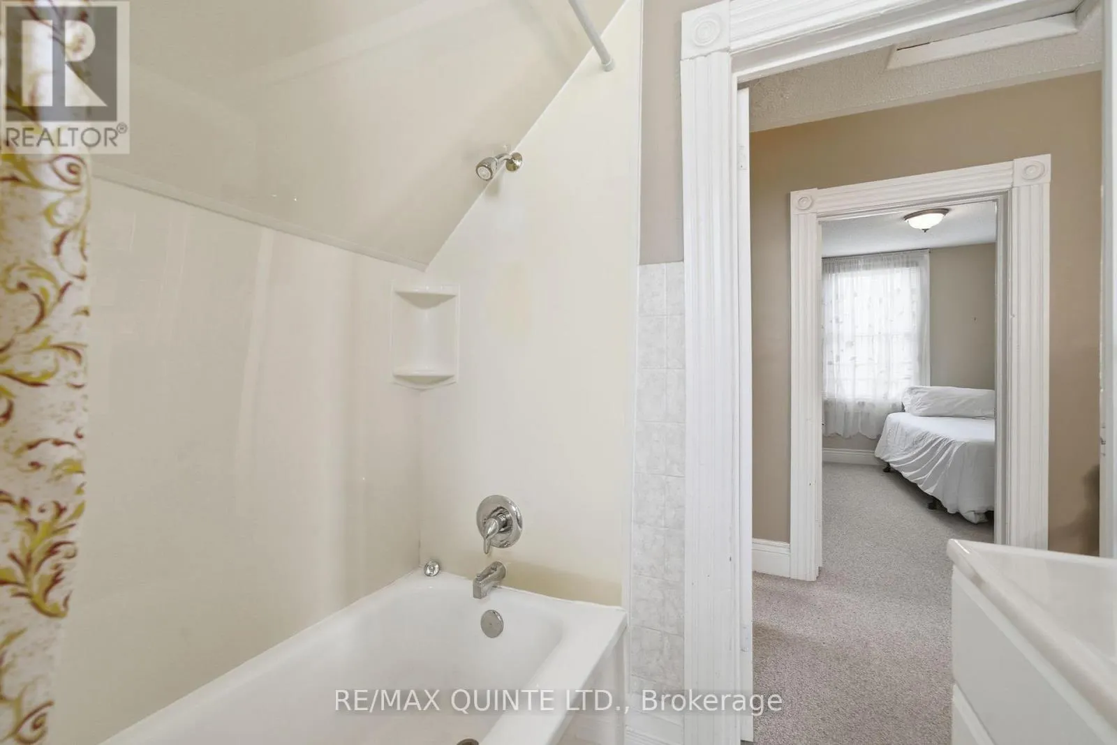 94 DUNDAS STREET E