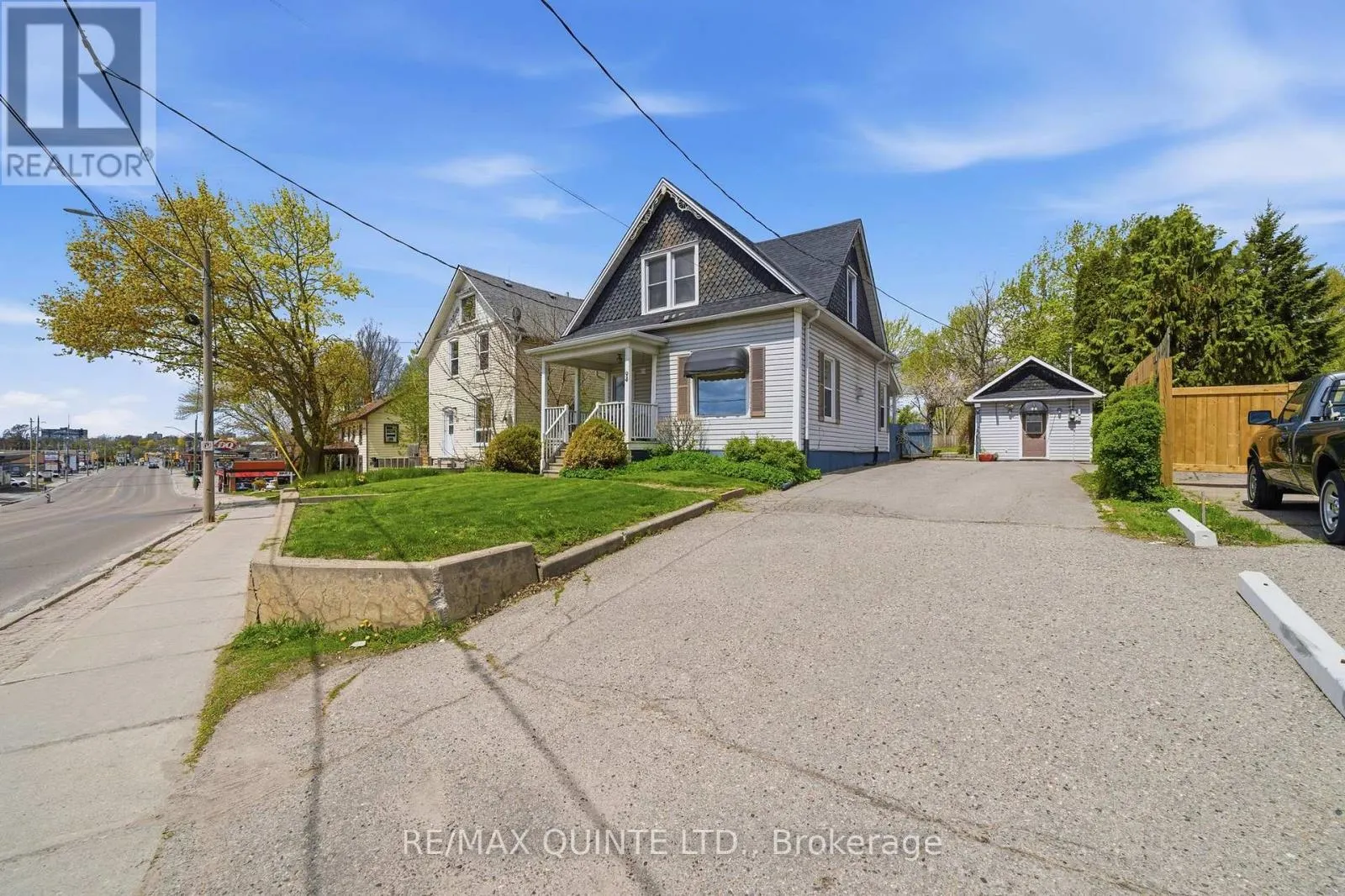 94 DUNDAS STREET E
