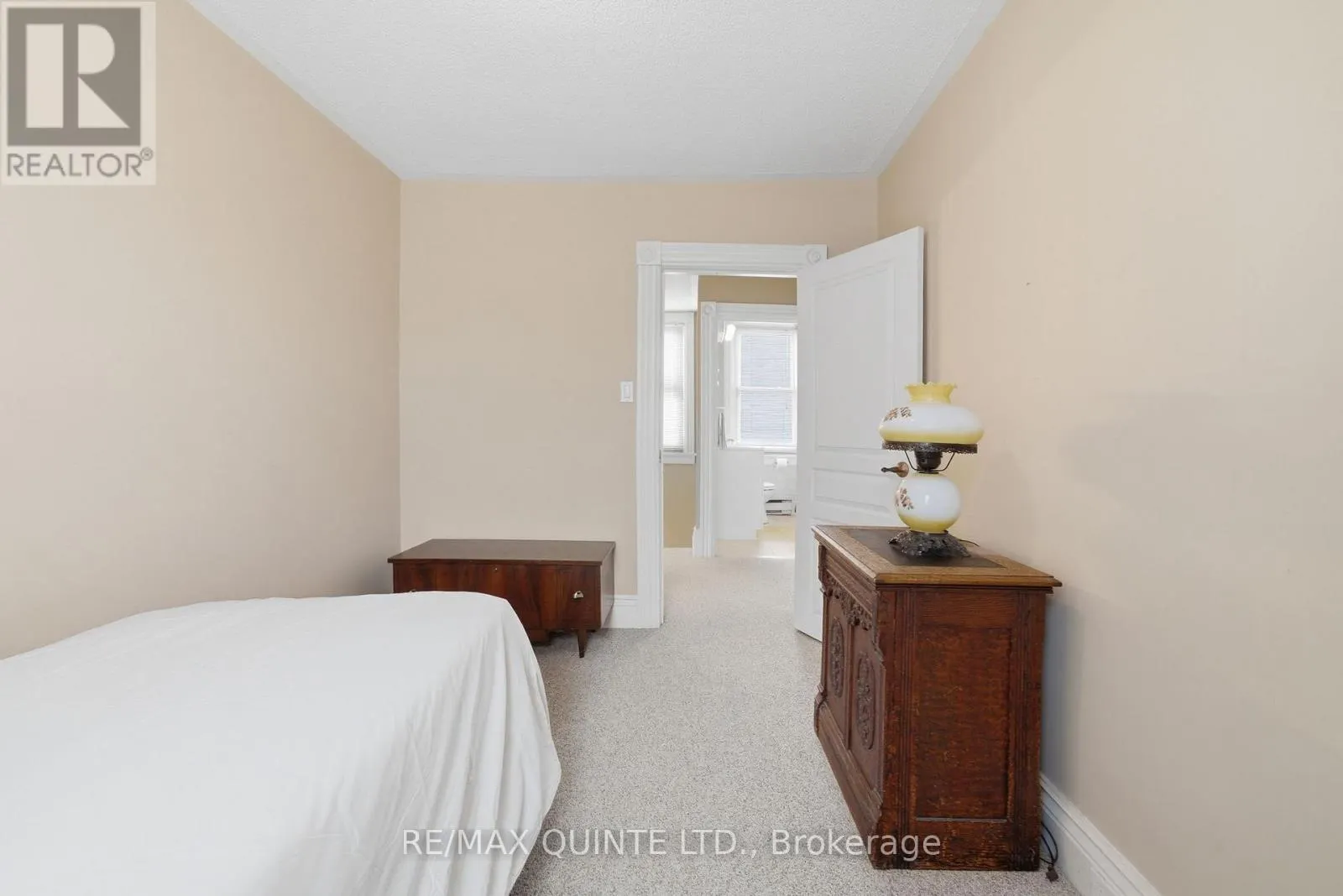 94 DUNDAS STREET E