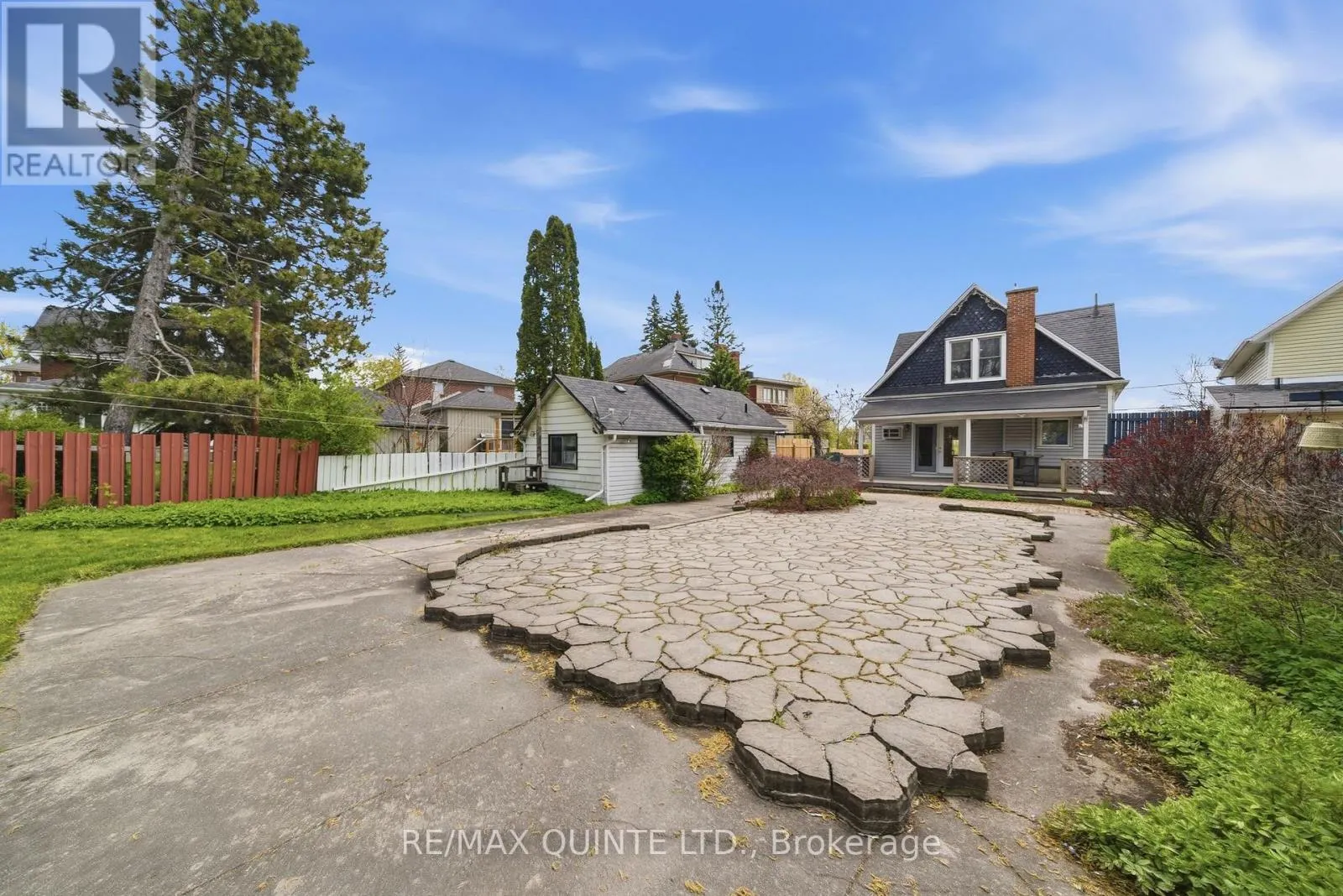 94 DUNDAS STREET E