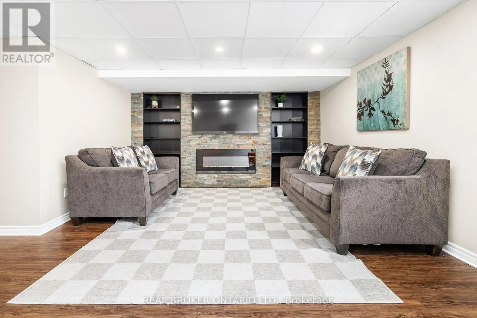 24 HACKBERRY TRAIL