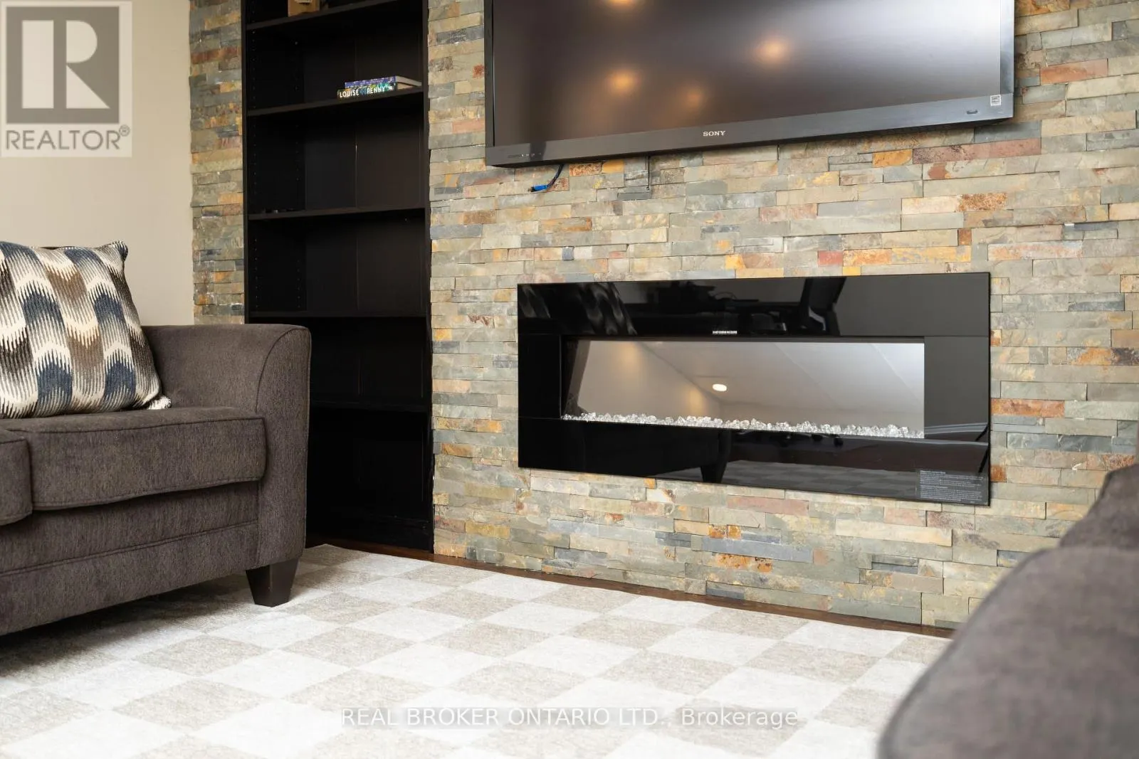 24 HACKBERRY TRAIL