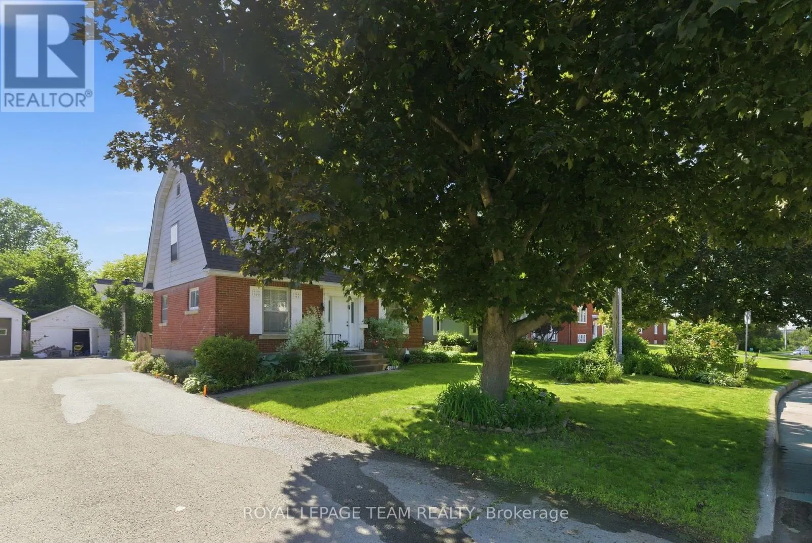 416 TWEEDSMUIR AVENUE