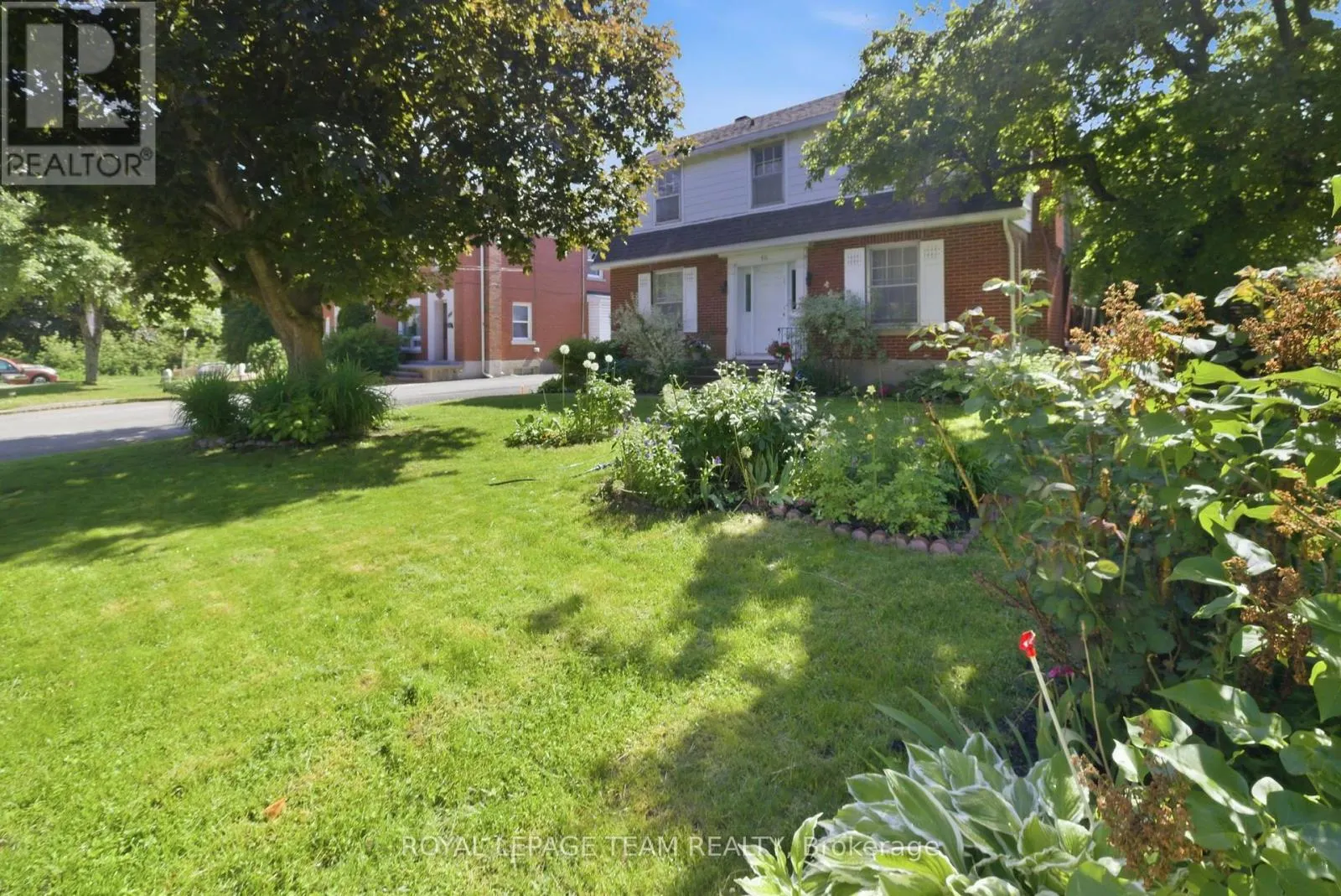 416 TWEEDSMUIR AVENUE