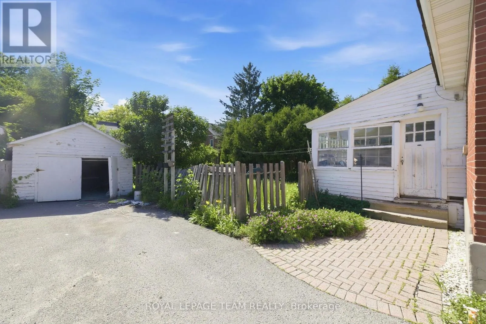 416 TWEEDSMUIR AVENUE