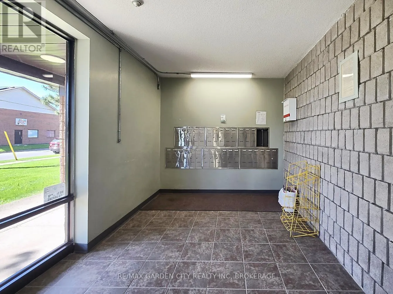 211 - 72 MAIN STREET E #211