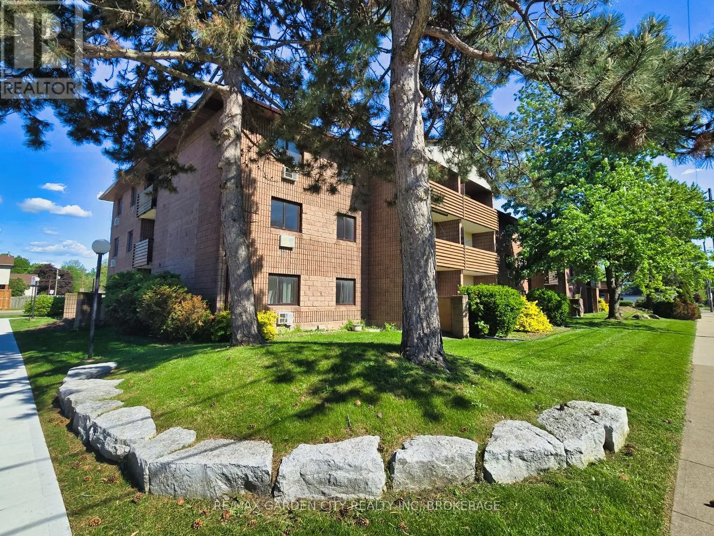 211 - 72 MAIN STREET E #211
