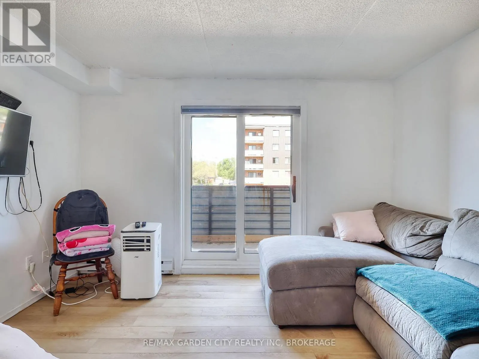 211 - 72 MAIN STREET E #211