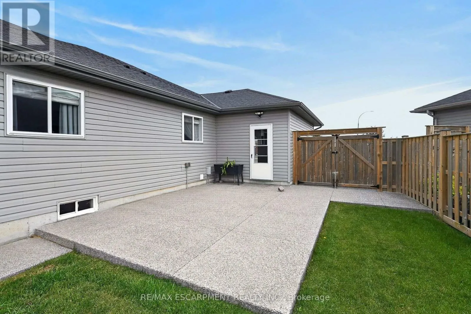 18 LINDA CRESCENT