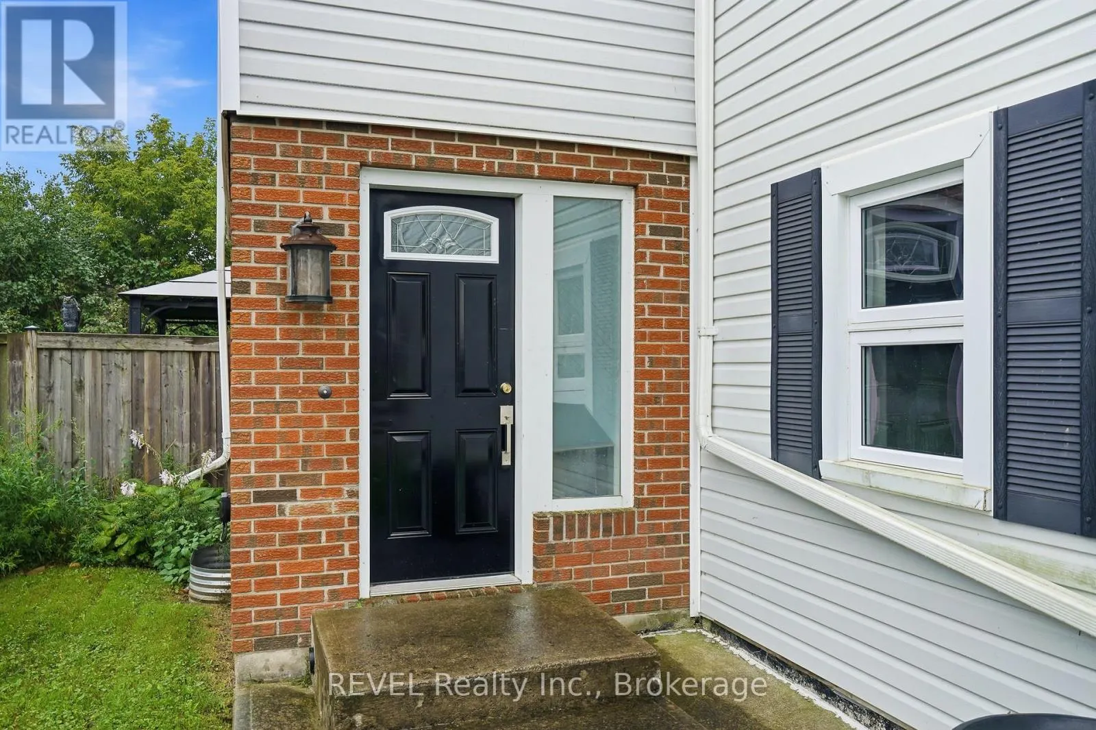 2324 CENTRE STREET