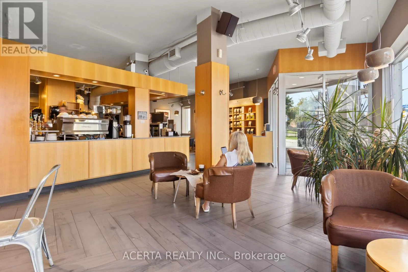 1008 WELLINGTON STREET W