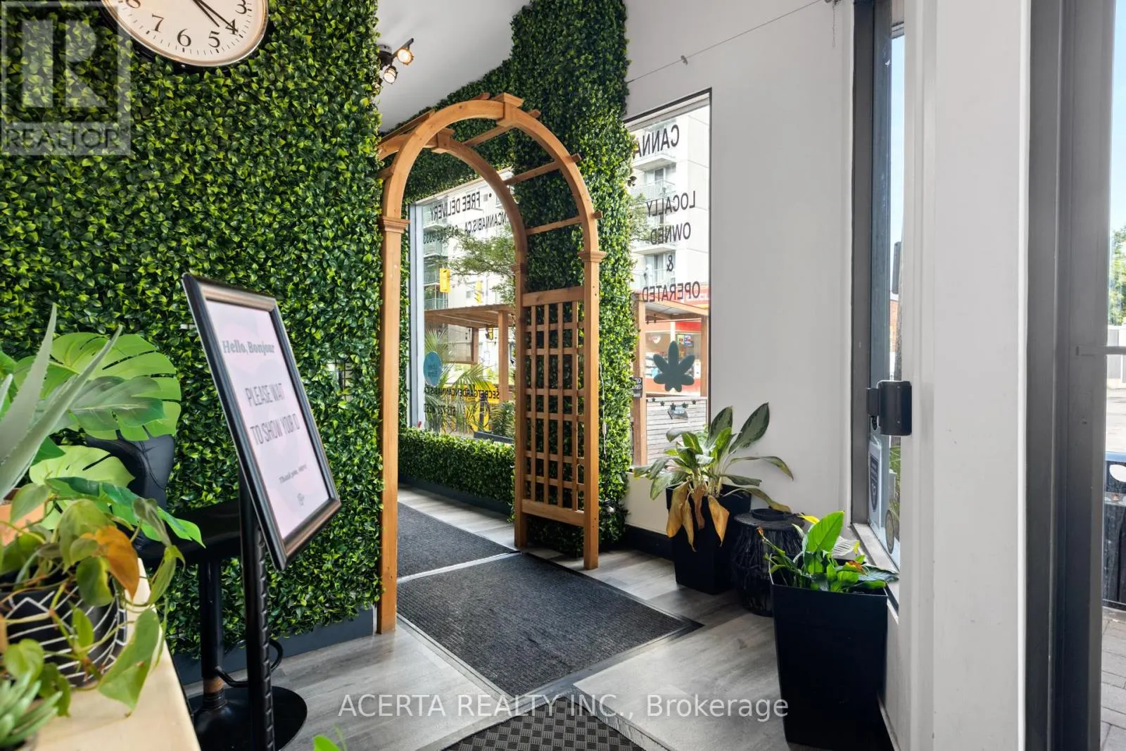 1008 WELLINGTON STREET W