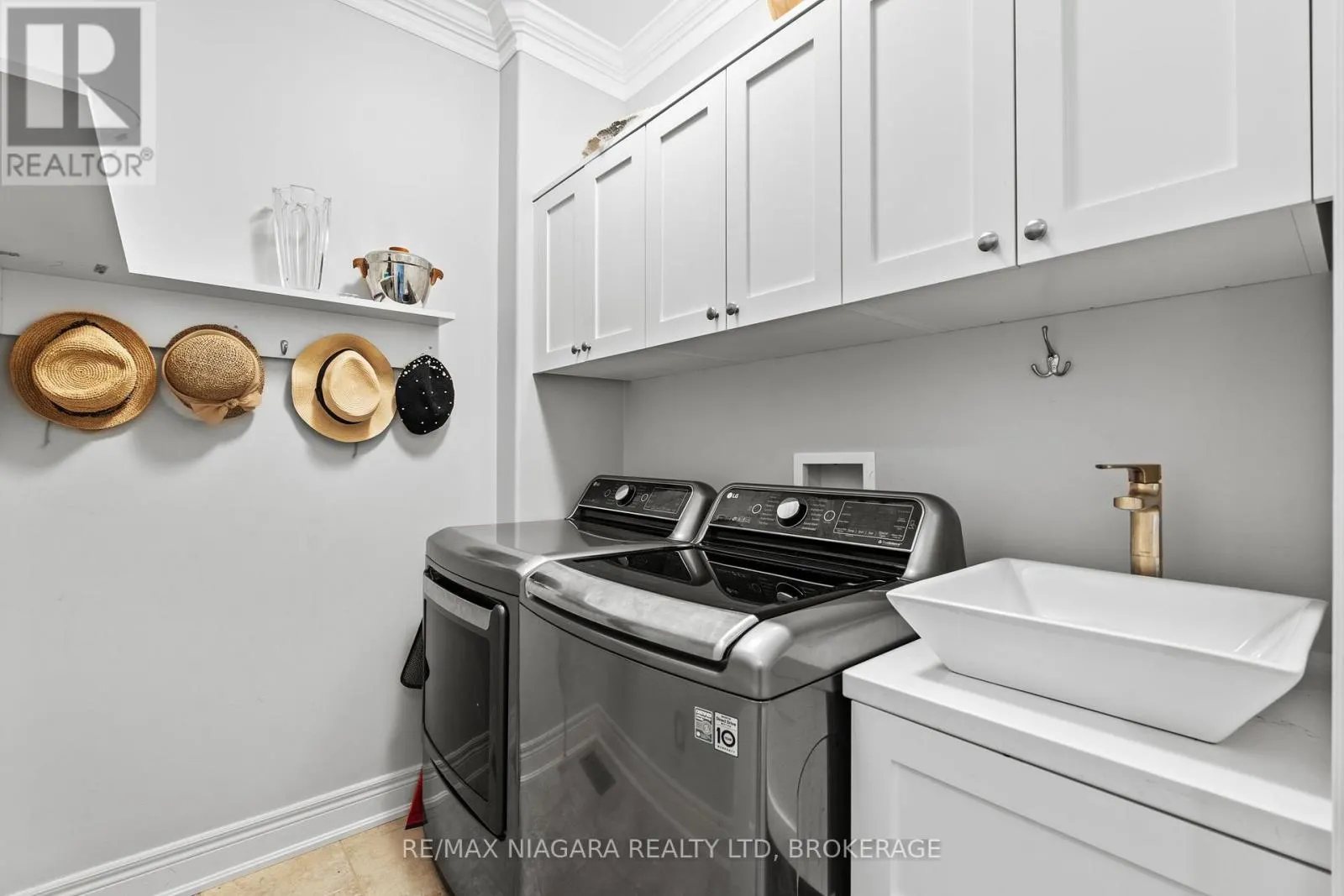 3 - 175 QUEEN STREET #3