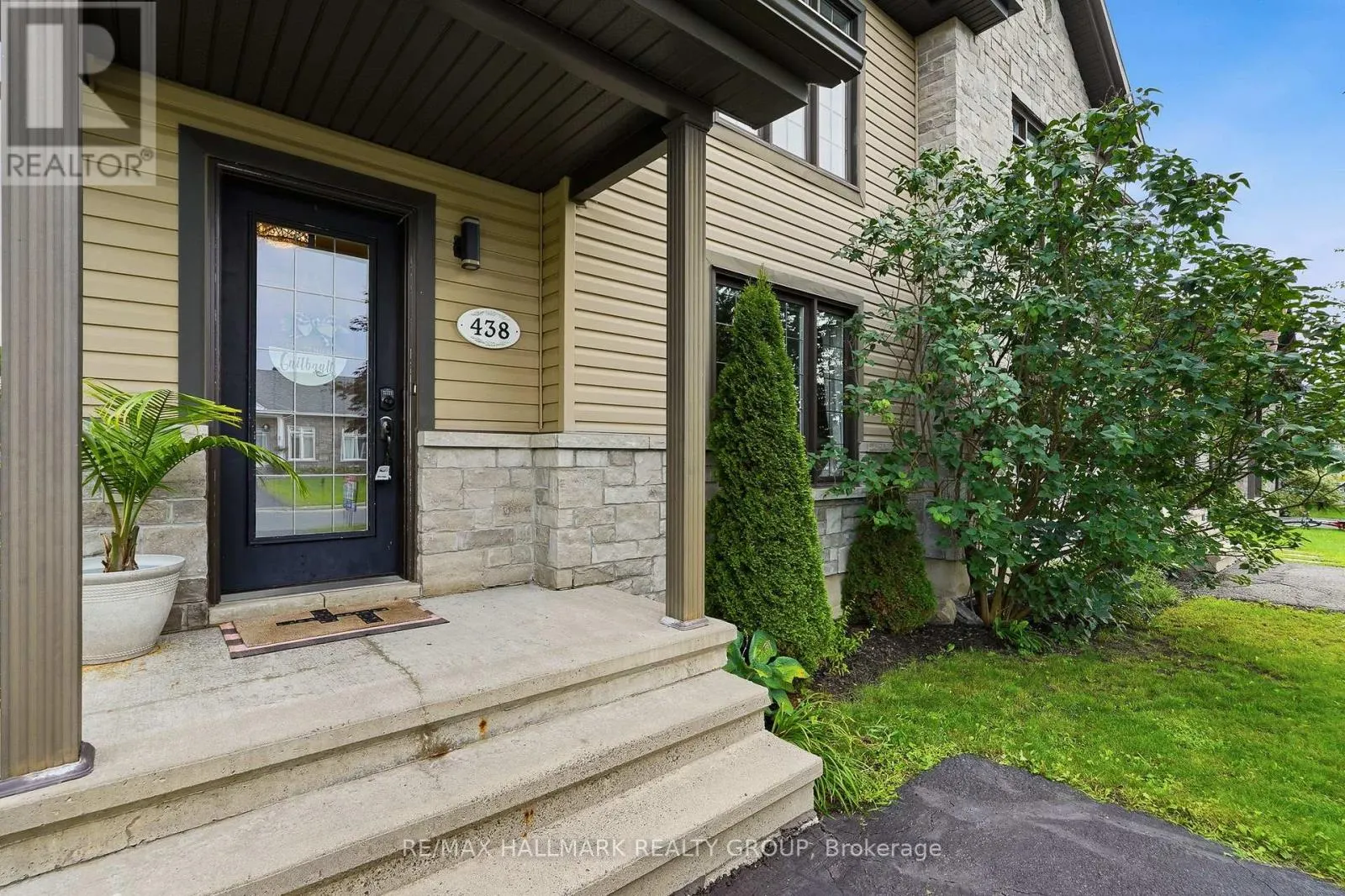 438 DENIS STREET