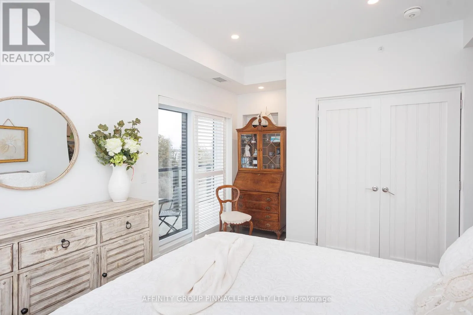 302 - 19 A WEST STREET N #302