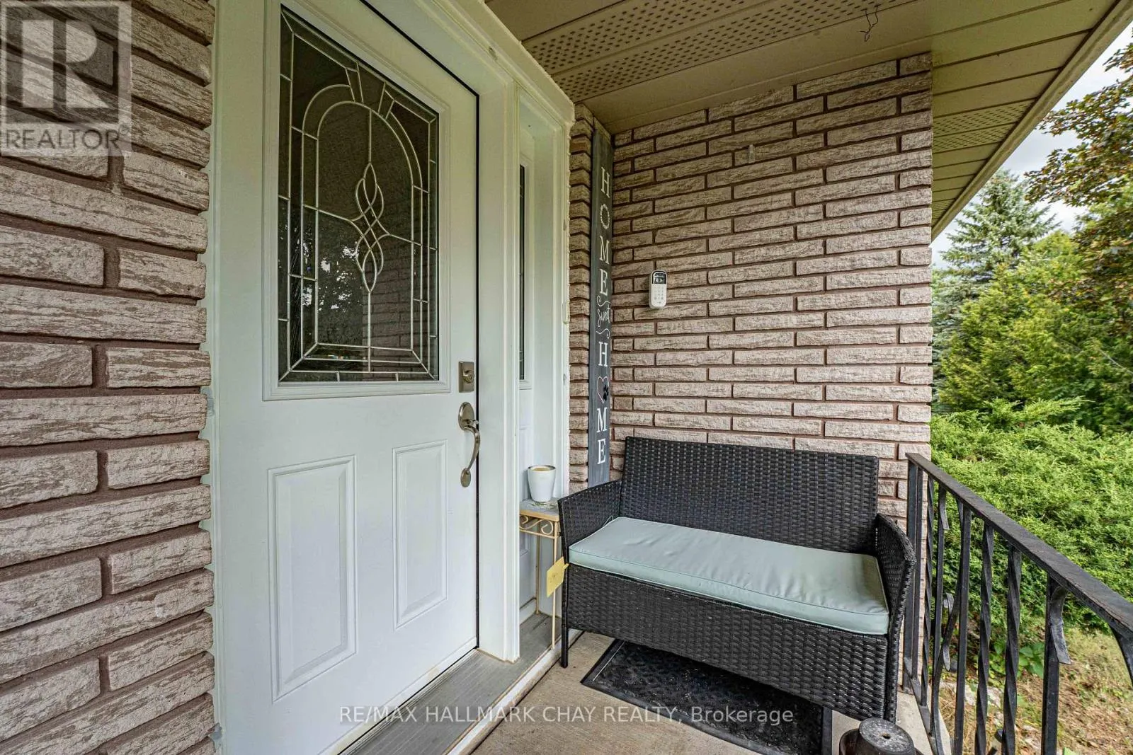 6 MAES CRESCENT