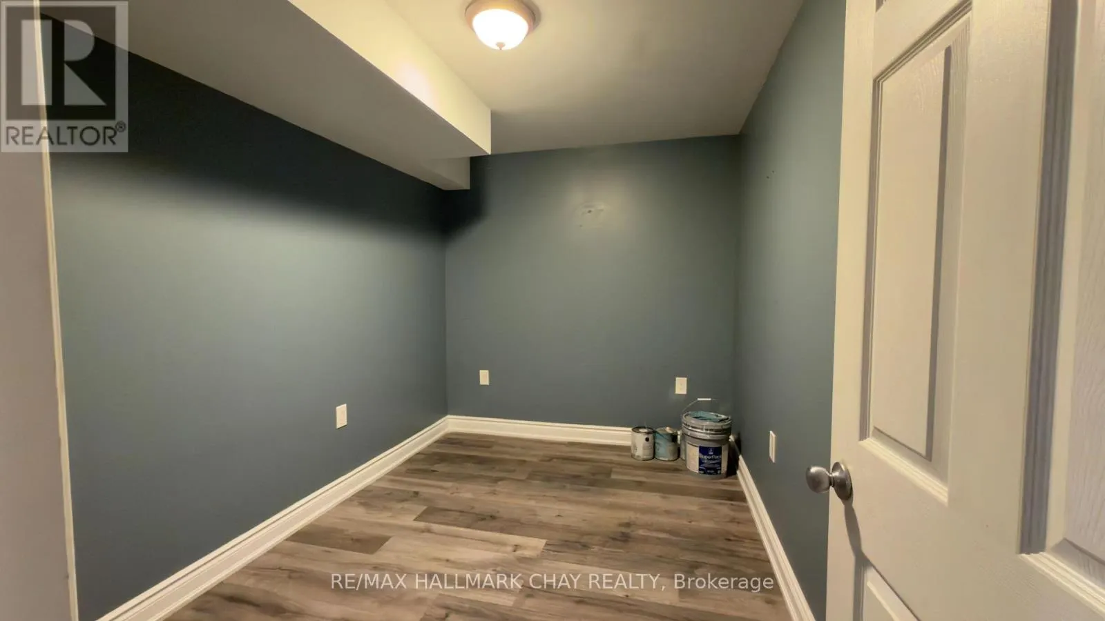 6 MAES CRESCENT