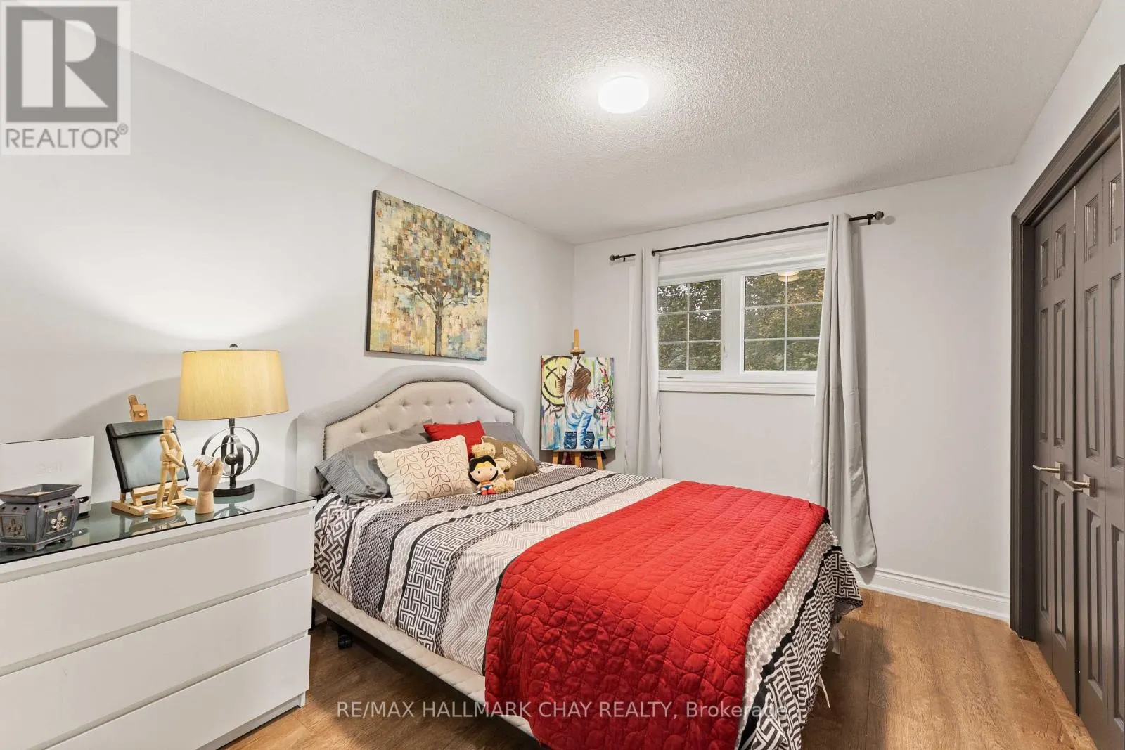 6 MAES CRESCENT