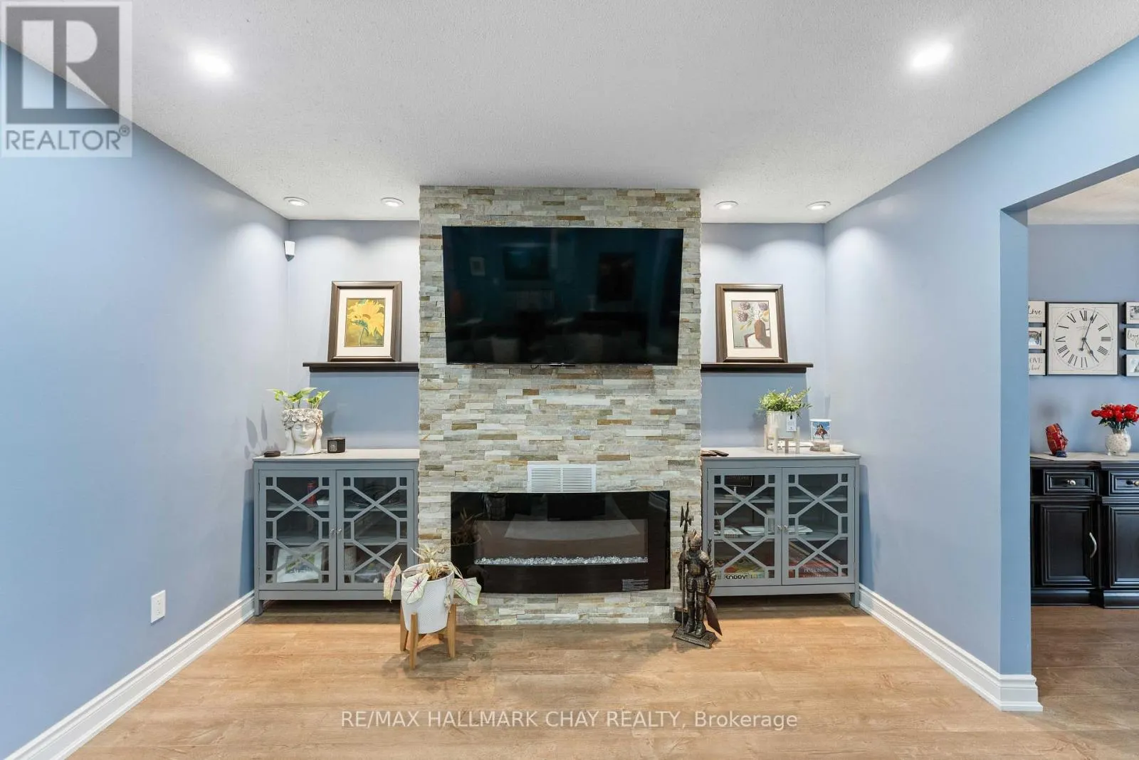 6 MAES CRESCENT