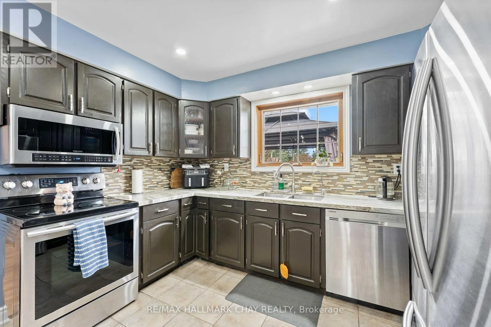 6 MAES CRESCENT