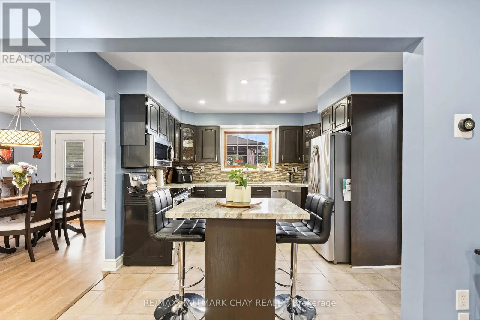 6 MAES CRESCENT