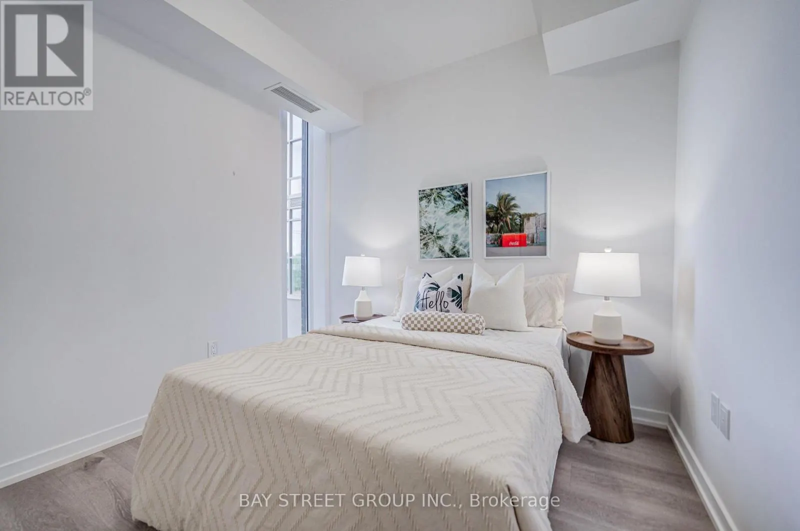 313 - 450 DUNDAS STREET E