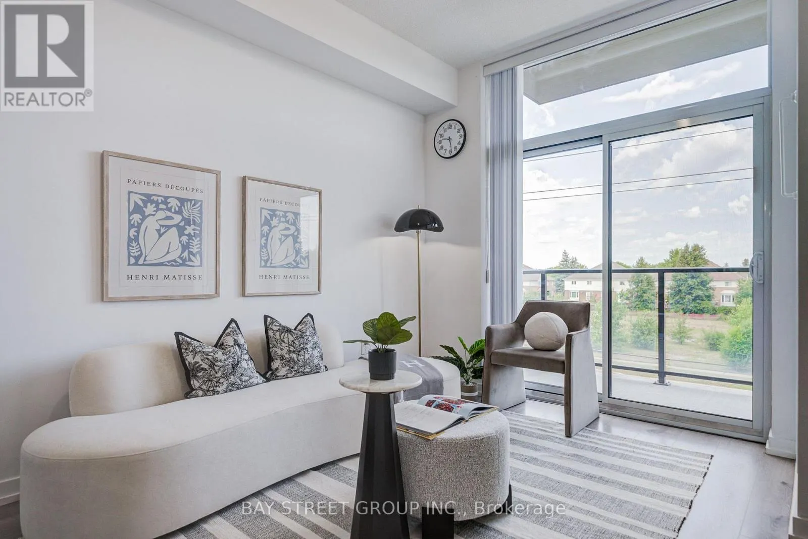 313 - 450 DUNDAS STREET E