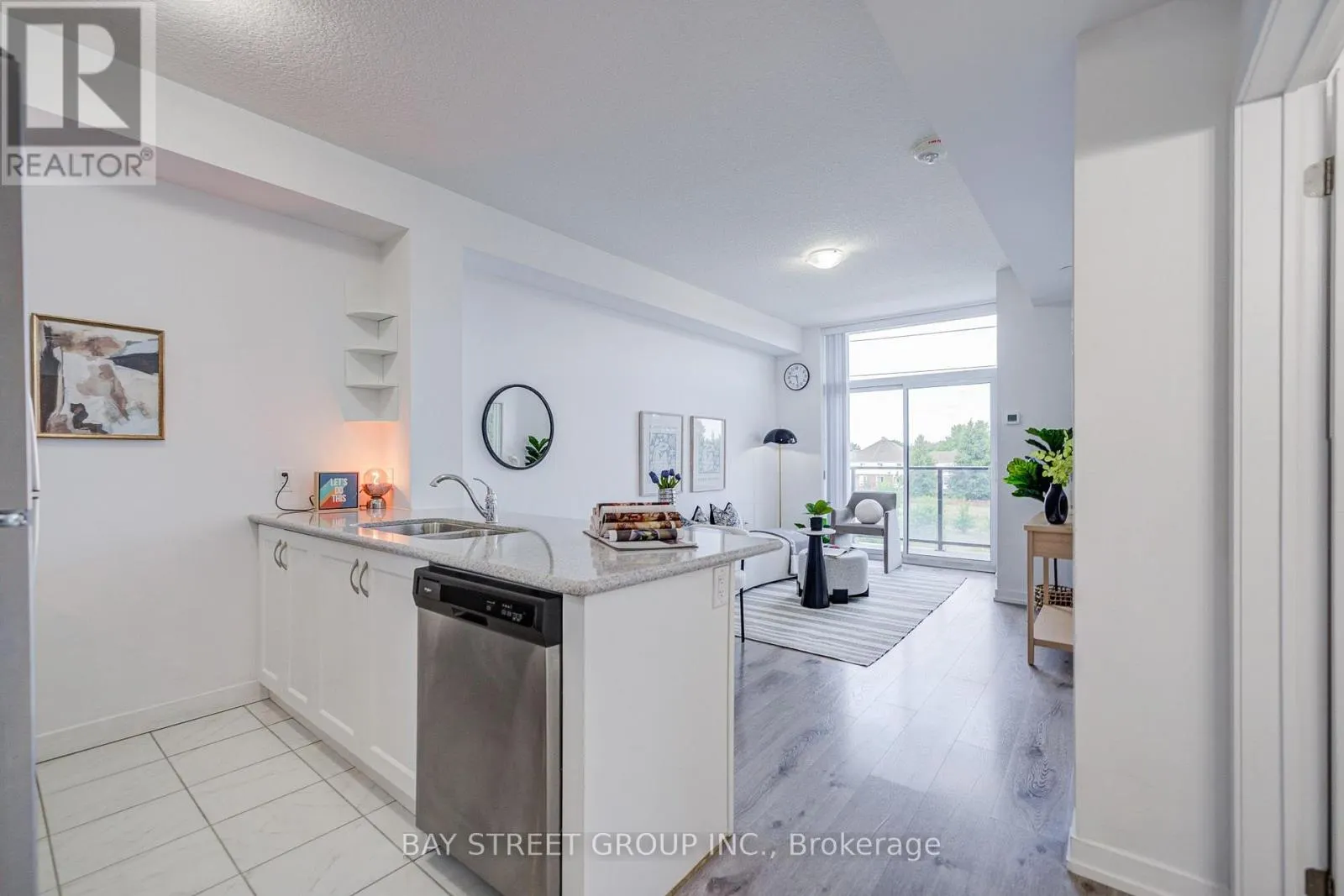 313 - 450 DUNDAS STREET E