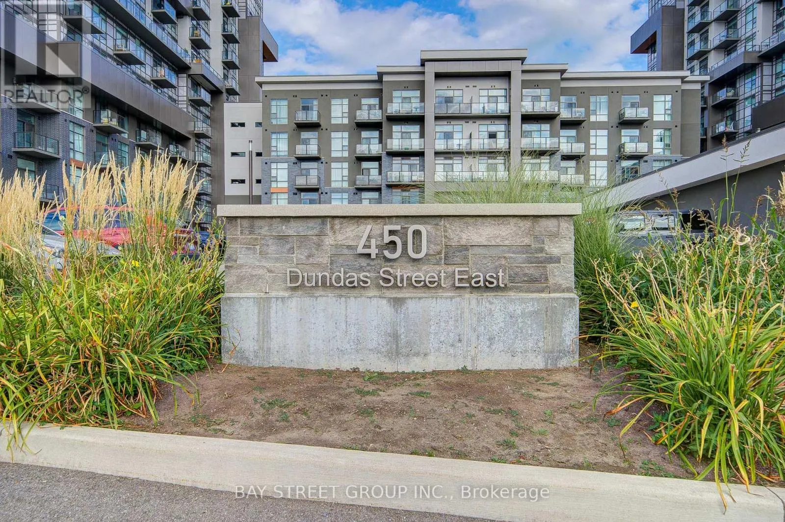 313 - 450 DUNDAS STREET E