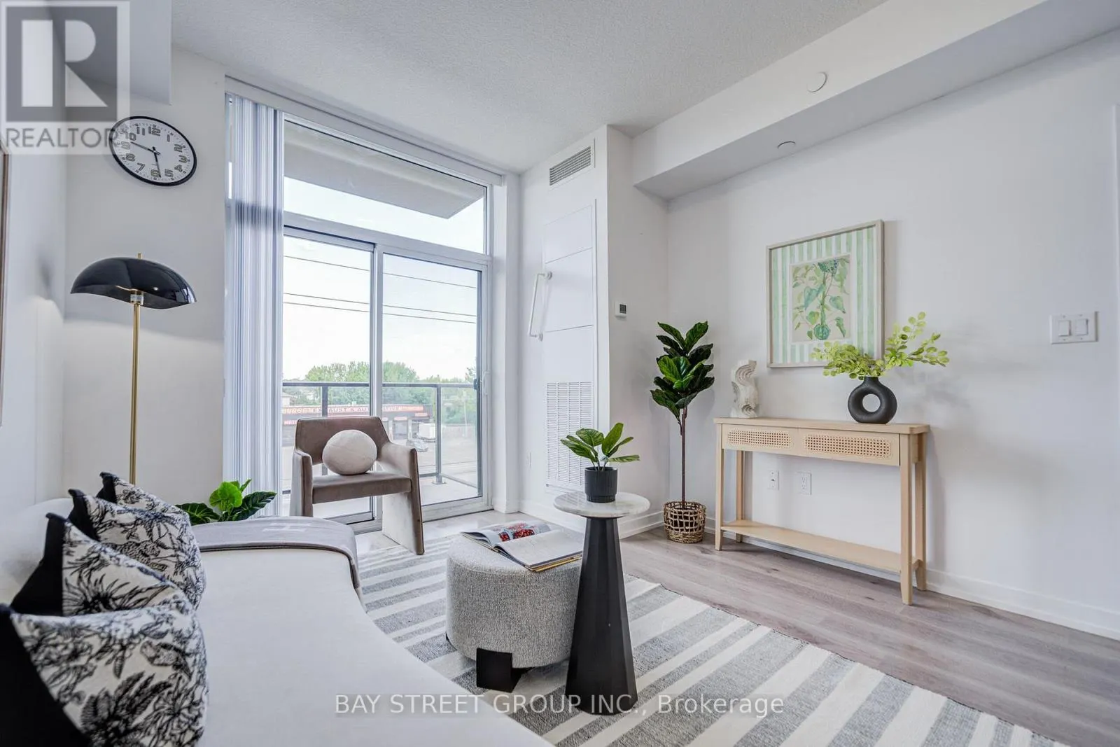 313 - 450 DUNDAS STREET E