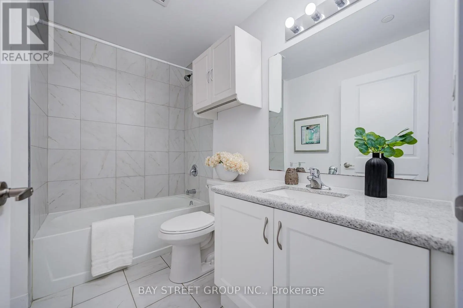 313 - 450 DUNDAS STREET E